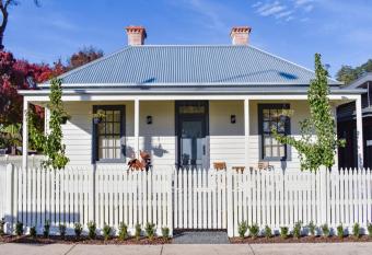 Heritage Cottage Daylesford allows 18 year olds to book a room