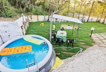 VILLA LEYLAND has Balcony rooms