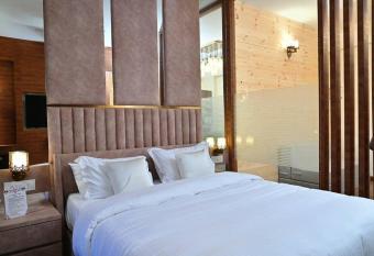 THE LUXURY STAYS BY GLAMBIRDS - HOME STAY has Smoking/Balcony rooms