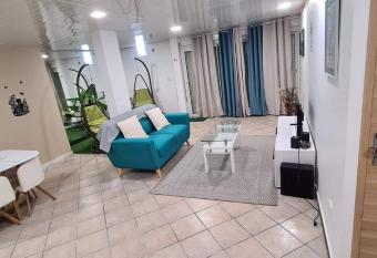 Le soleil couchant allows 18 year olds to book a room