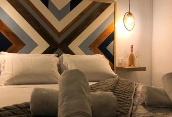 VintageHouse allows 18 year olds to book a room