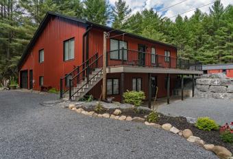 Luxurious Adirondack Cabin with sauna and hot tub has Balcony rooms