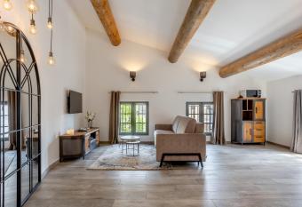 L intemporel allows 18 year olds to book a room