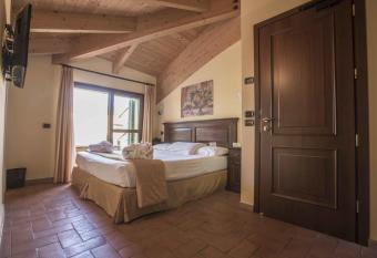 Oste del Castello Wellness & Bike Hotel has rooms with a private hot tub