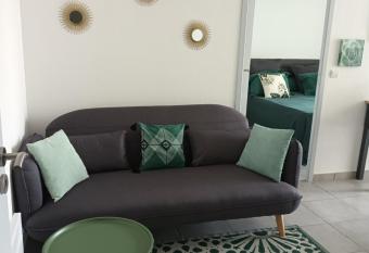 Superbe appartement et Parking proche du Centre du Monde has Balcony rooms