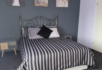 The Purple Apartment - Free Wi-Fi & Netflix- Free Parking - Entire Apartment allows 18 year olds to book a room