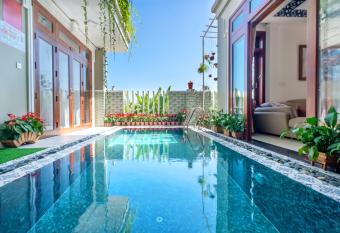 Villa Lake Shore Hoi An has Balcony rooms