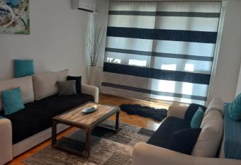 Moderan i luksuzan stan has rooms with a private hot tub