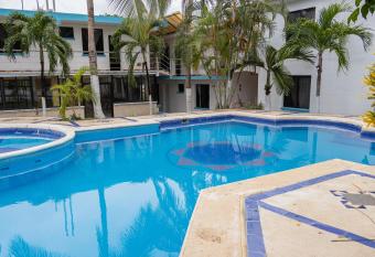 OYO Hotel Mar  as,Aeropuerto Internacional de Chetumal allows 18 year olds to book a room