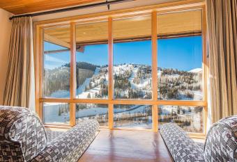 Premium One Bedroom Townhouse apartment hotel has rooms with a private hot tub