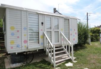 CHEZ CLAUDINE ET PASCAL allows 18 year olds to book a room