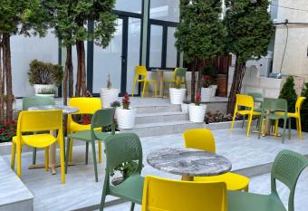 Hostel Dera has Balcony rooms