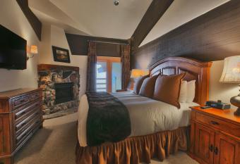 Luxury Two Bedroom Suite with Mountain Views apartment hotel has rooms with a private hot tub