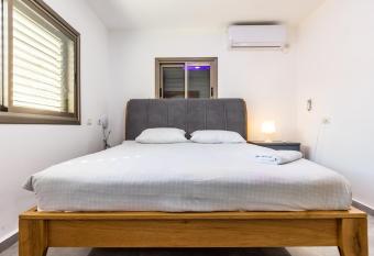 Prime location - Ocean Apartments - 1 min from the beach allows 18 year olds to book a room