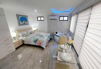 Ecusuites Jacuzzi Vacacional Ceibos Via a la Costa has rooms with a private hot tub