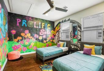 LARGE THEMED 3STORY NEAR DWNTWN & TURKEY LEG HUT has Balcony rooms