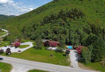 Cedarbrook Deluxe Two Bedroom Suite with outdoor heated pool 21202 allows 18 year olds to book a room