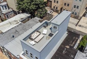 Trendy Fairmount Gem-5 star Location, Roof Deck, PARKING, GR8 for FAMILIES has Balcony rooms