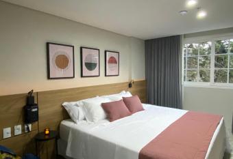 Flat Encantador em Itaipava has rooms with a private hot tub