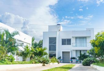 Casa finca con piscina has rooms with a private hot tub