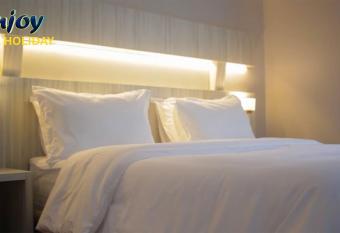 Alulu Luxury Residence - One Bedroom Apartment has rooms with a private hot tub