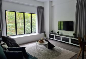 4-7 Pax Genting View Resort Kempas Residence -Free Wifi, Netflix And Free Parking has Balcony rooms