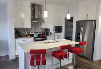 Beautiful 3 bedroom house plus bonus room, 8 guests, ac, free parking, 15 mins to airport has Balcony rooms