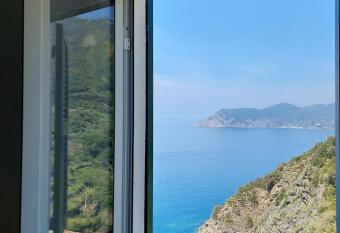 La casa di Zefiro allows 18 year olds to book a room