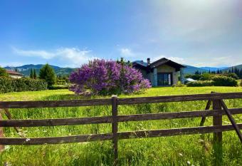 Lithos Villas has rooms with a private hot tub
