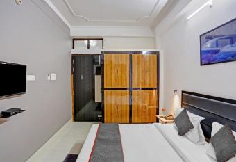 Super OYO Townhouse 1082 Holidayy Inn allows 18 year olds to book a room