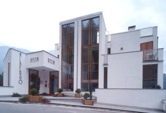 Hotel Rezia has Balcony rooms