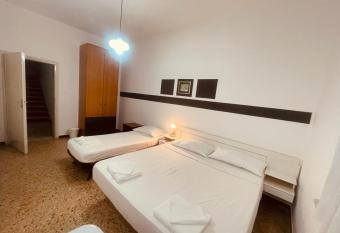 Stanza privata Domus allows 18 year olds to book a room