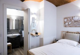 Villa Viani allows 18 year olds to book a room