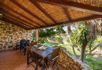 Villa Maladroxia has Balcony rooms