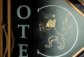 Leon D Oro has Balcony rooms