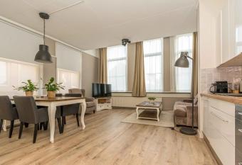 E  n Koning allows 18 year olds to book a room