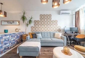 Pastelle Apartment with own parking place allows 18 year olds to book a room