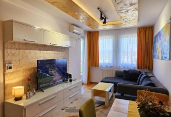 Apartment Lasta has rooms with a private hot tub