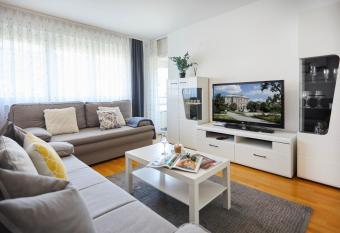 Spacious 2BDR Apartment near Business District allows 18 year olds to book a room