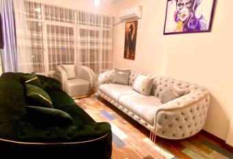 JAZZY TOP CLASS 3 BEDROOMS HOMES 100Mb Wi-Fi has rooms with a private hot tub