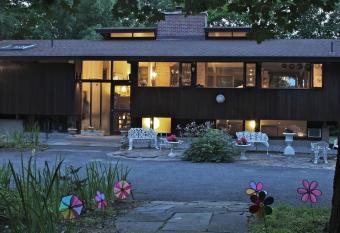 The Cottage has Balcony rooms