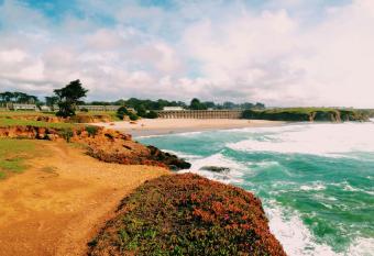 Beachcomber Motel Fort Bragg has rooms with a private hot tub