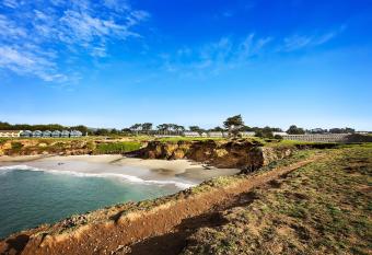 Surf and Sand Lodge has rooms with a private hot tub