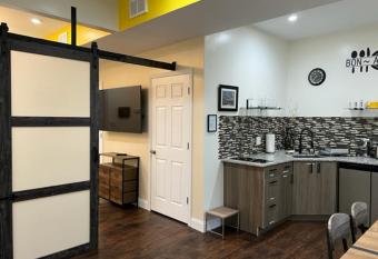 Uber Close to Ohio City, Cleveland (Lower) has Balcony rooms