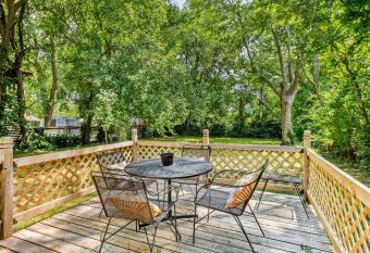 Biker's Hideaway - Close to Square & Walmart HQ has Balcony rooms