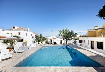 A Cerca - E allows 18 year olds to book a room