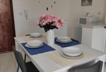 La casetta di Paola allows 18 year olds to book a room