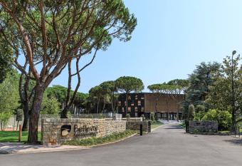 Bellevue Hotel & Resort has rooms with a private hot tub