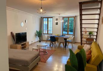 LE DUPLEX EDEN WIFI PARKING GRATUIT Toute la rue allows 18 year olds to book a room