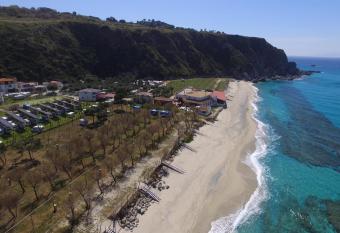 Villaggio Camping La Scogliera has Balcony rooms